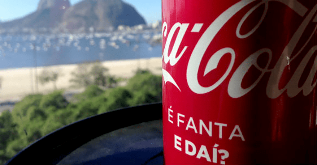 Já pensou comprar Fanta dentro de uma lata de Coca-Cola? Na verdade, você compra e ainda ajuda a lutar contra o preconceito Já pensou comprar Fanta dentro de uma lata de Coca-Cola? Na verdade, você compra e ainda ajuda a lutar contra o preconceito
