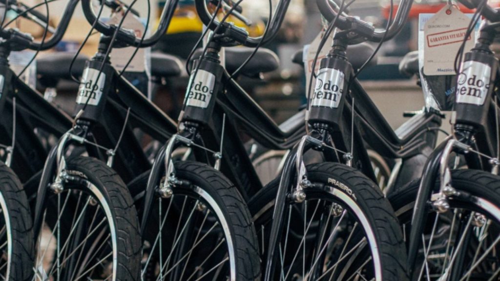 A marca de bebidas “do bem” produz telhas e bikes com embalagens de suco recicladas e ressignificadas